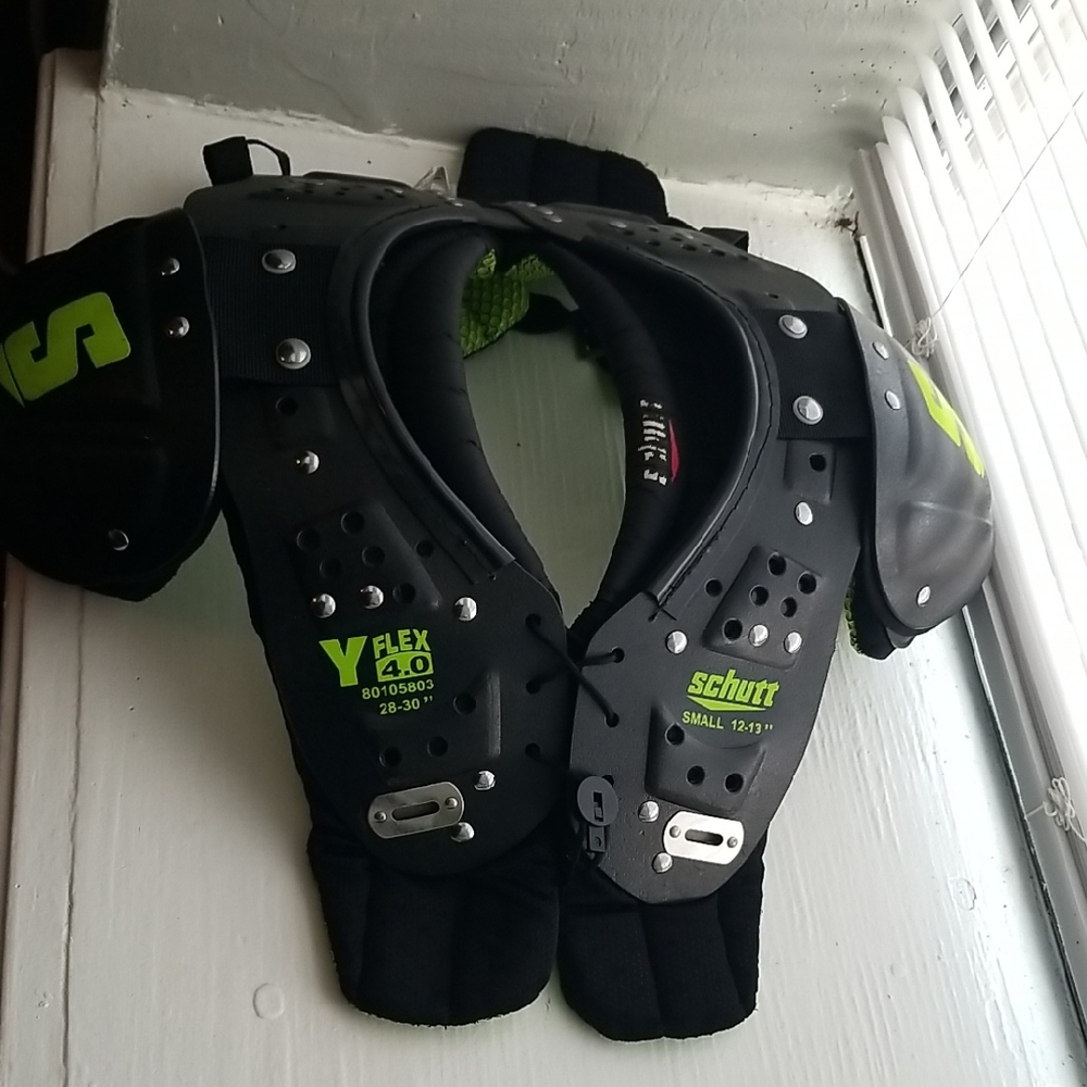 Schutt Y-Flex 4.0 Youth Shoulder Pads - Black and Green